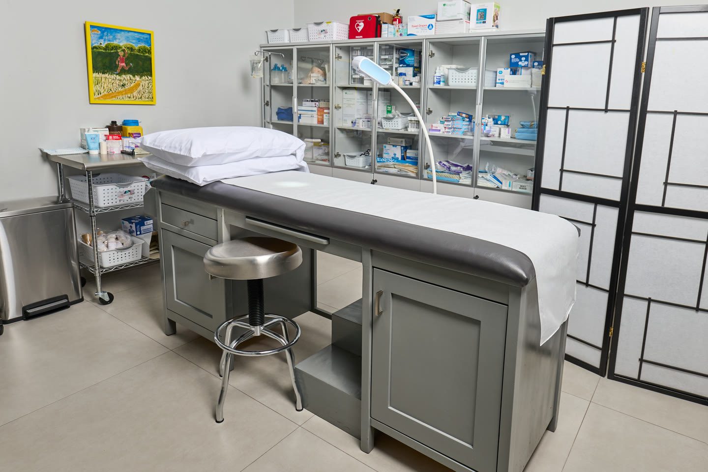 Treatment room at Ardenne Medical with an examination couch and clinical supplies.